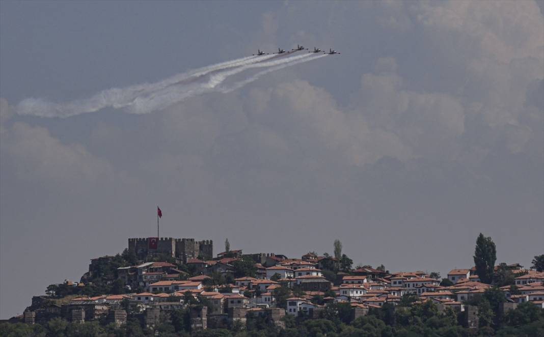 Türk Yıldızları’nın 30 Ağustos uçuşu nefes kesti 21